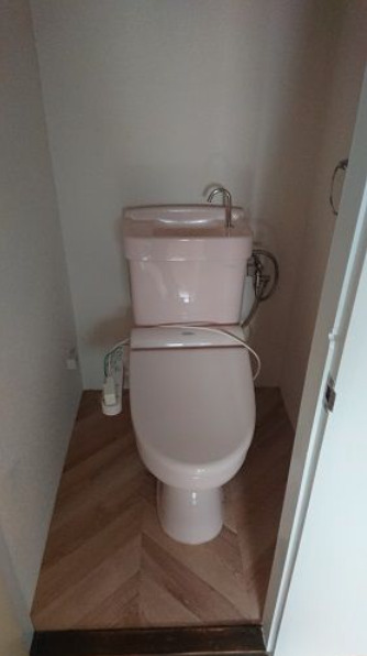 トイレ　落ち着いた色調のトイレです
