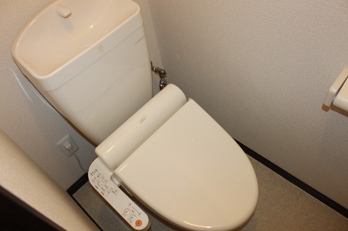 ＪＲおおさか東線 新加美駅 徒歩9分 3階建 築16年のトイレ写真