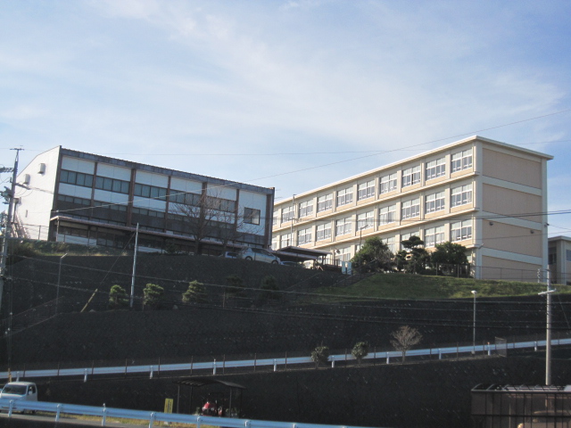 中学校　浜松市立入野中学校（中学校）まで182m