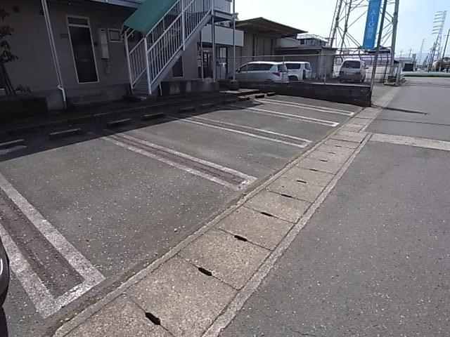 【岐阜市北島のアパートの駐車場】