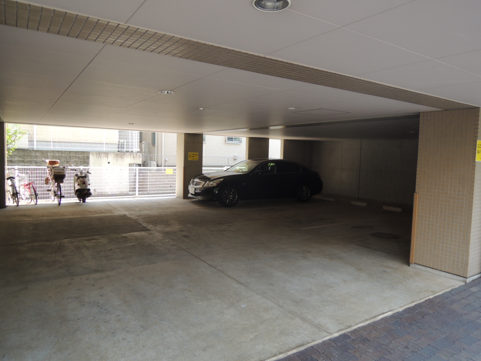 駐車場　敷地内駐車場