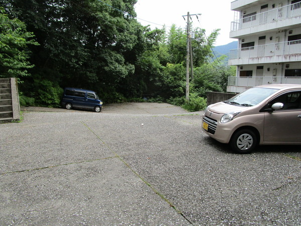 【ウエストハイツ（南河ノ瀬）の駐車場】