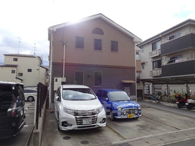 京都市西京区桂河田町のアパートの建物外観