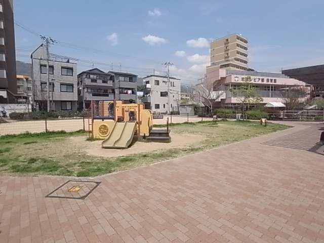 【神戸市灘区神ノ木通のマンションの公園】