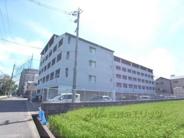 京都市西京区桂北滝川町のマンションの建物外観