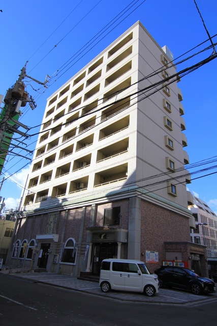 【松山市二番町のマンションの建物外観】