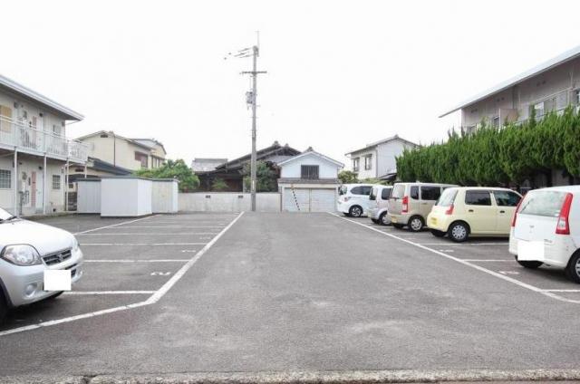 【高松市高松町のアパートの駐車場】