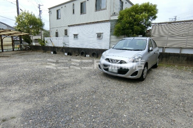 【マルニマンションの駐車場】