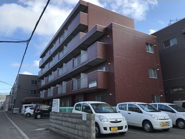 札幌市白石区菊水三条のマンションの建物外観