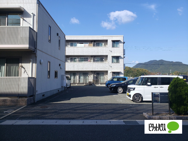 【カレント伊倉（北）の駐車場】