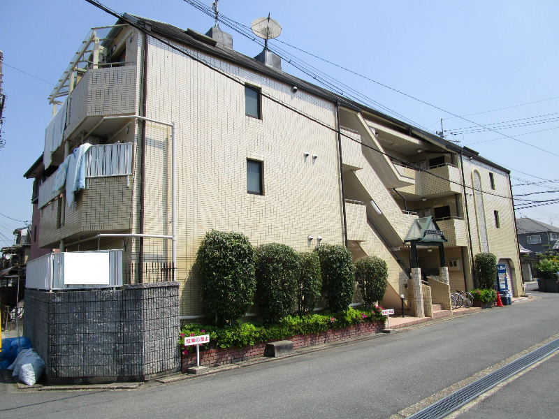 城陽市平川のマンションの建物外観