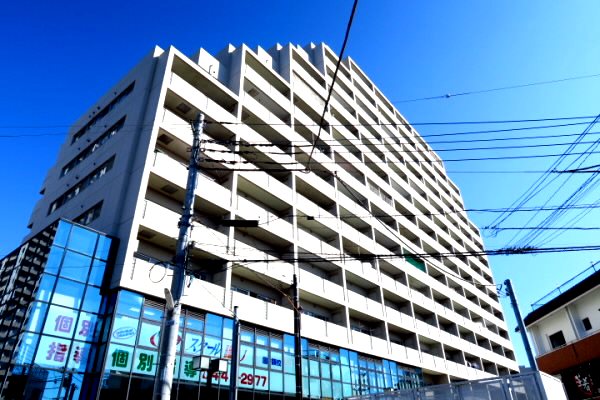 調布市国領町のマンションの建物外観