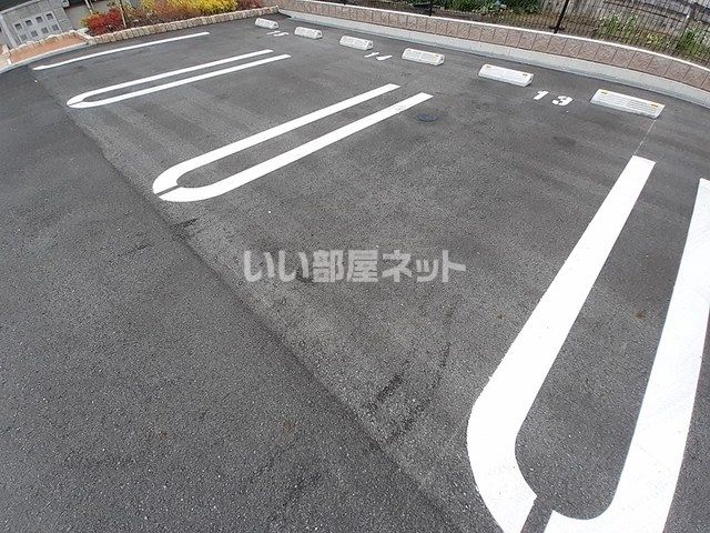 【アンベリールＢの駐車場】