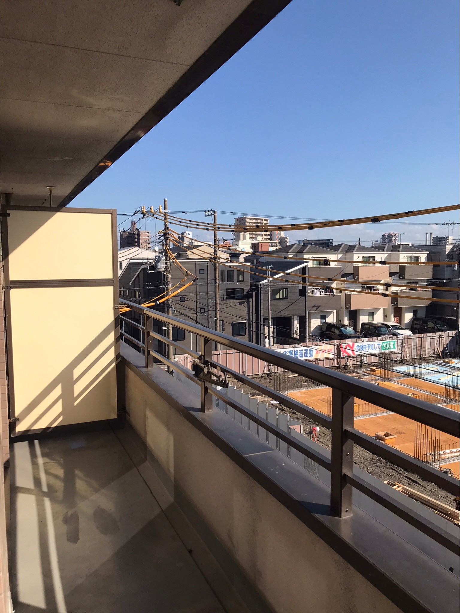 【川崎市川崎区鋼管通のマンションのバルコニー】