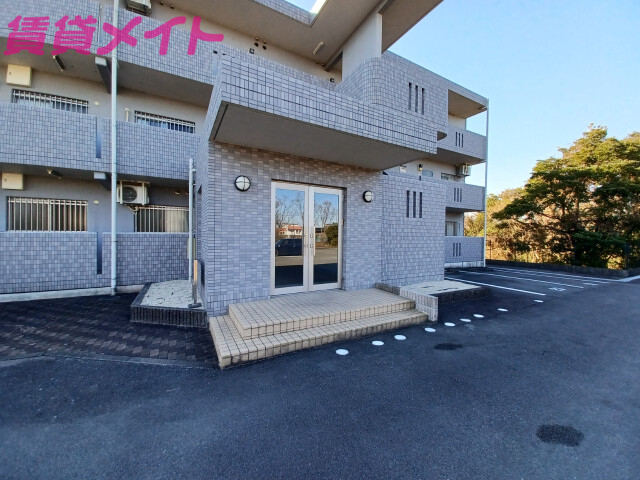 【伊勢市二見町山田原のマンションのエントランス】