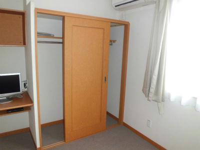 収納　コートも掛けられるクローゼット。