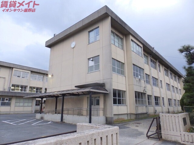 【四日市市山城町のアパートの中学校】