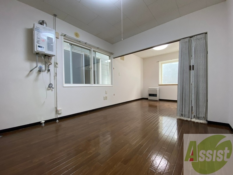 居室・リビング　白さが清潔感を出してくれます。お部屋も明るいですね。