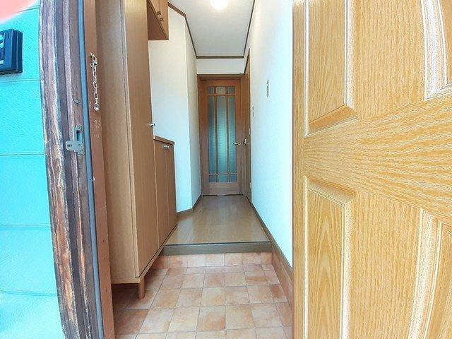 ＪＲ山陽本線 姫路駅 バス乗車時間：28分 最寄りバス停で下車 徒歩2分 2階建 築28年の玄関写真