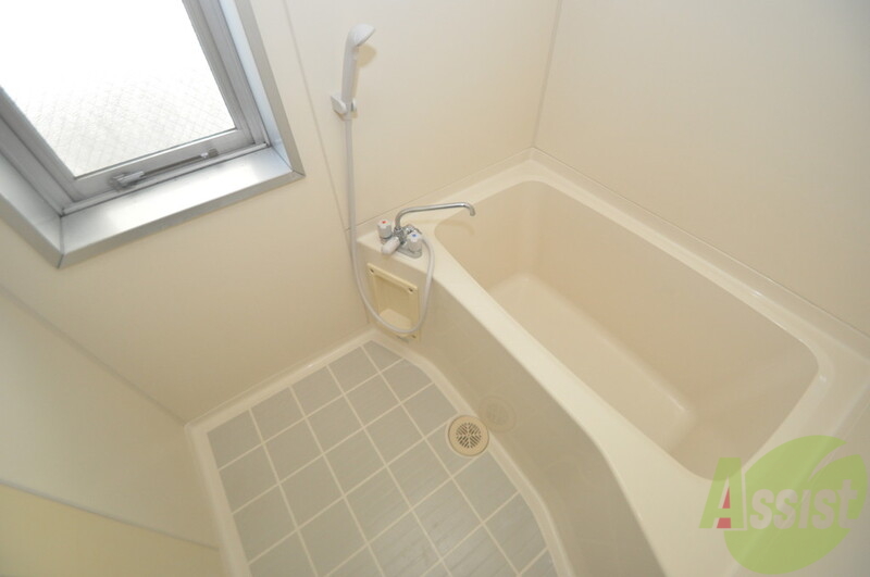 バス・シャワールーム　足が伸ばせる広い浴槽はナイスですね！