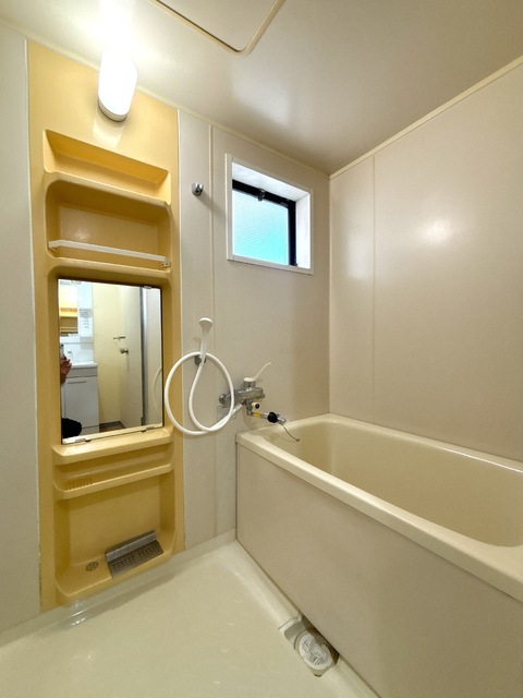 バス・シャワールーム　★窓があるので換気のしやすい浴室★