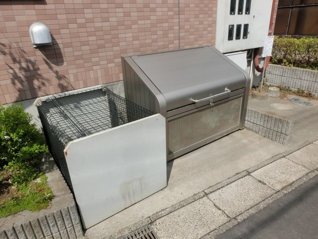 エントランス　敷地内にゴミ捨て場があるので楽ちん！