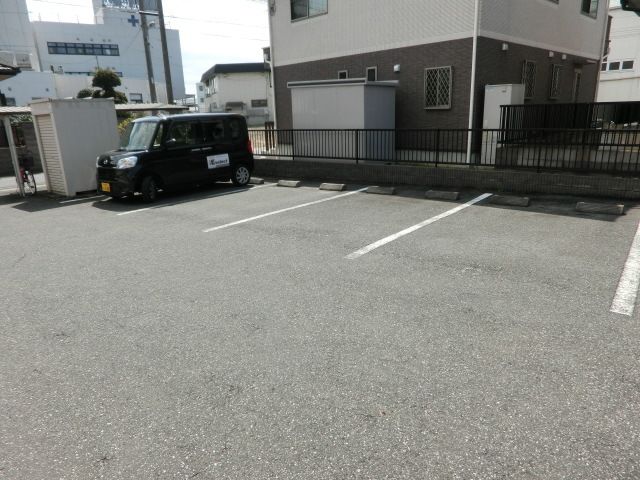 駐車場　広々駐車場で駐車もラクラクですね♪