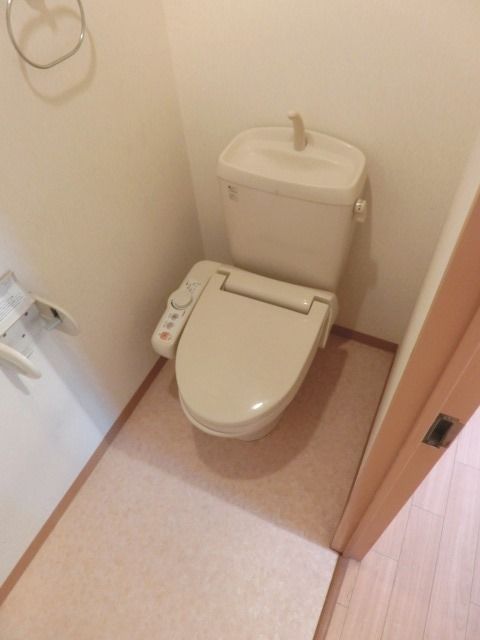 トイレ　洗浄機能付きです