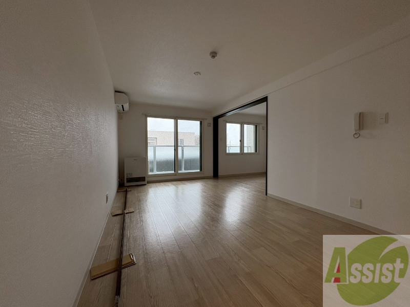 居室・リビング　木目のフローリングは落ち着きのある印象のお部屋になりますね。