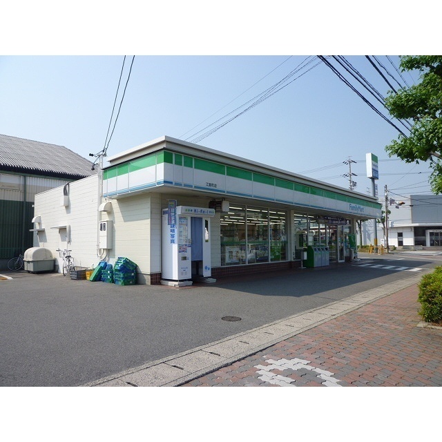 コンビニ　ファミリーマート鈴鹿中江島町店（コンビニ）まで882m