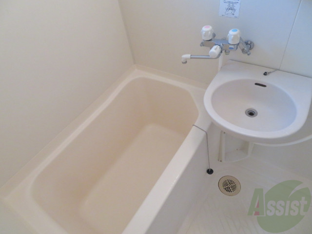 バス・シャワールーム　こちらはお風呂。一日の疲れをここで癒してください。