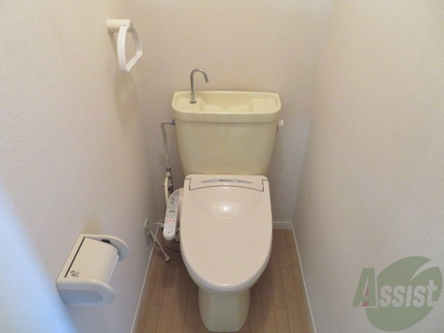 トイレ　ウォシュレット機能がついたトイレです。安心して使用できますね