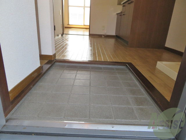 玄関　こちらが玄関です。何足か靴を置いておけそうです。