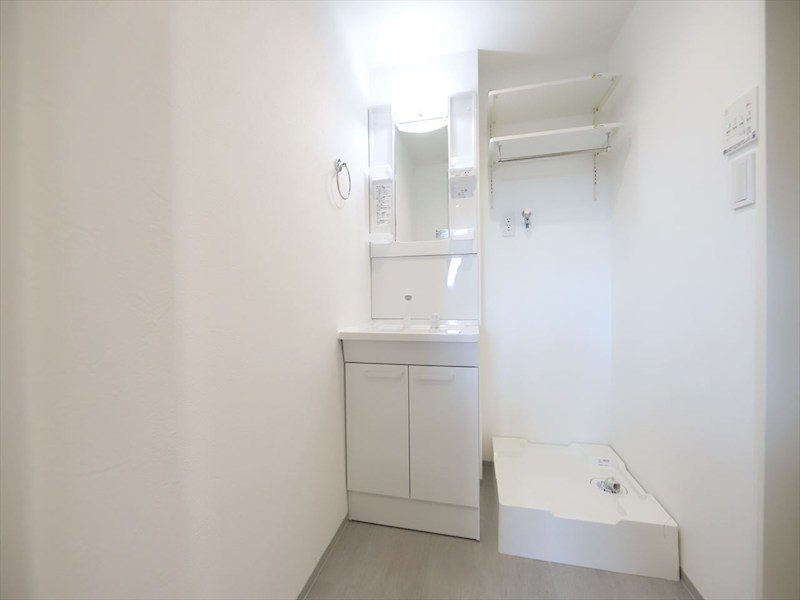 洗面設備　脱衣所　独立洗面台（シャンプードレッサー付）収納スペース有