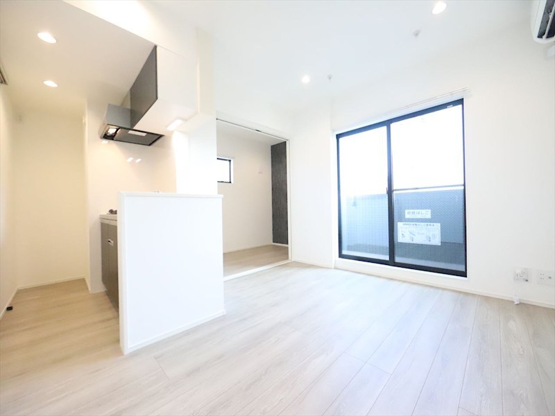 居室・リビング　ＬＤＫ8.4帖　システムキッチン　エアコン完備　バルコニー