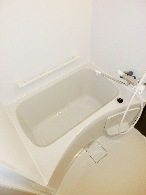 バス・シャワールーム　清潔感のあるバスル－ムです。