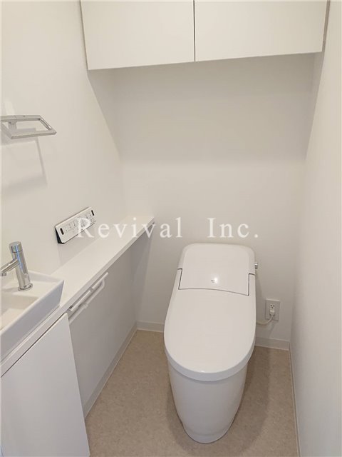 トイレ　お手洗いは最新式タンクレストイレ仕様