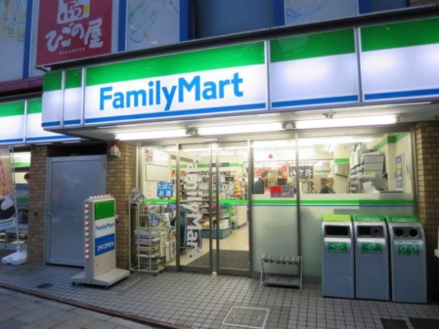 コンビニ　ファミリーマート外苑南青山二丁目店（コンビニ）まで227m
