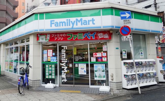 コンビニ　ファミリーマート 四つ橋なんば駅前店（コンビニ）まで259m