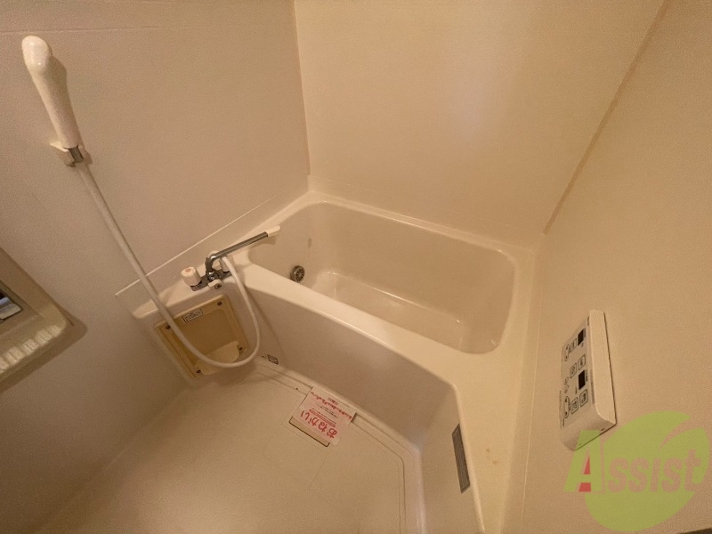 バス・シャワールーム　浴室はゆったりと浸かれるサイズ感になっています。