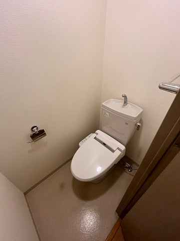トイレ　落ち着いた色調のトイレです