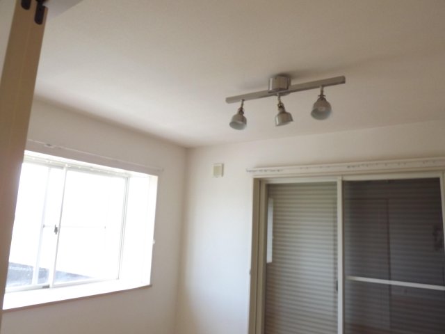 その他　イケアのおしゃれな照明付き。