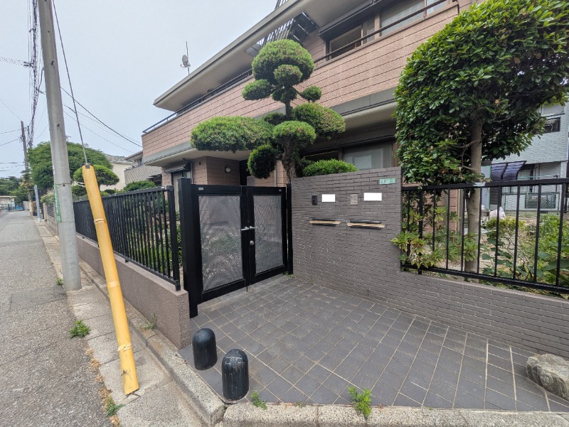 エントランス　２０１の入り口門扉です。