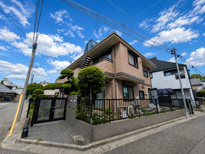 建物外観　角地に建つ日当たりの良い物件です