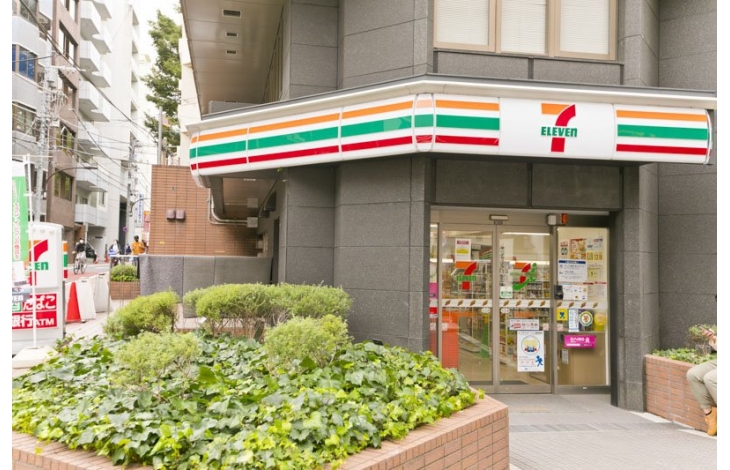 コンビニ　セブンイレブン新宿御苑前本通り店（コンビニ）まで107m