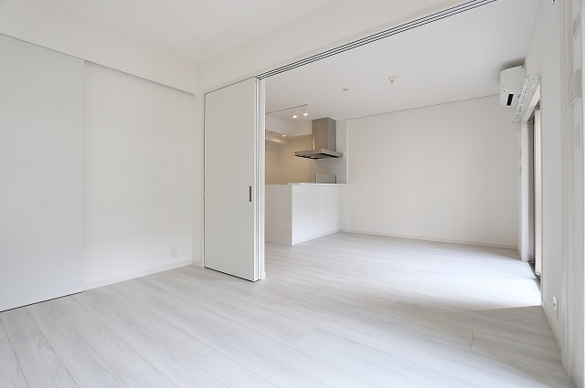 居室・リビング　人気のホワイトフローリングでオシャレなお部屋にできます