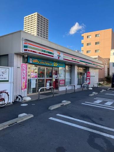 コンビニ　セブンイレブン足立竹ノ塚駅南店（コンビニ）まで189m