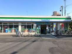 コンビニ　ファミリーマート足立西竹の塚一丁目店（コンビニ）まで962m