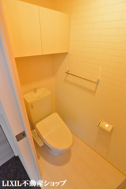 トイレ　上部に収納のある温水洗浄便座付のトイレです。