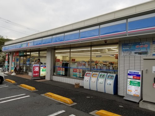 コンビニ　ローソン（コンビニ）まで32m